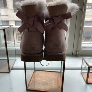 Ljusrosa Bailey Bow Mini Uggs - Ljusrosa Uggs i modellen bailey bow, kort modell