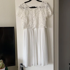 student/skolavslutnings klänning - Superfin student/skolavslutning/konfirmationsklänning! Endast använd en gång så den är i fint skick<3 