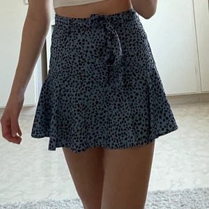 Blå kjol - Kjol från stradivarius, kjol med inbyggda shorts. Ej fått användning av den. Skriv till mig vid funderingar eller intressen.