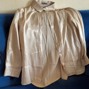 Linne skjorta  - Den är helt ny ingen har änvänt den. Men prislappen är borta. Den är jätte fin. 