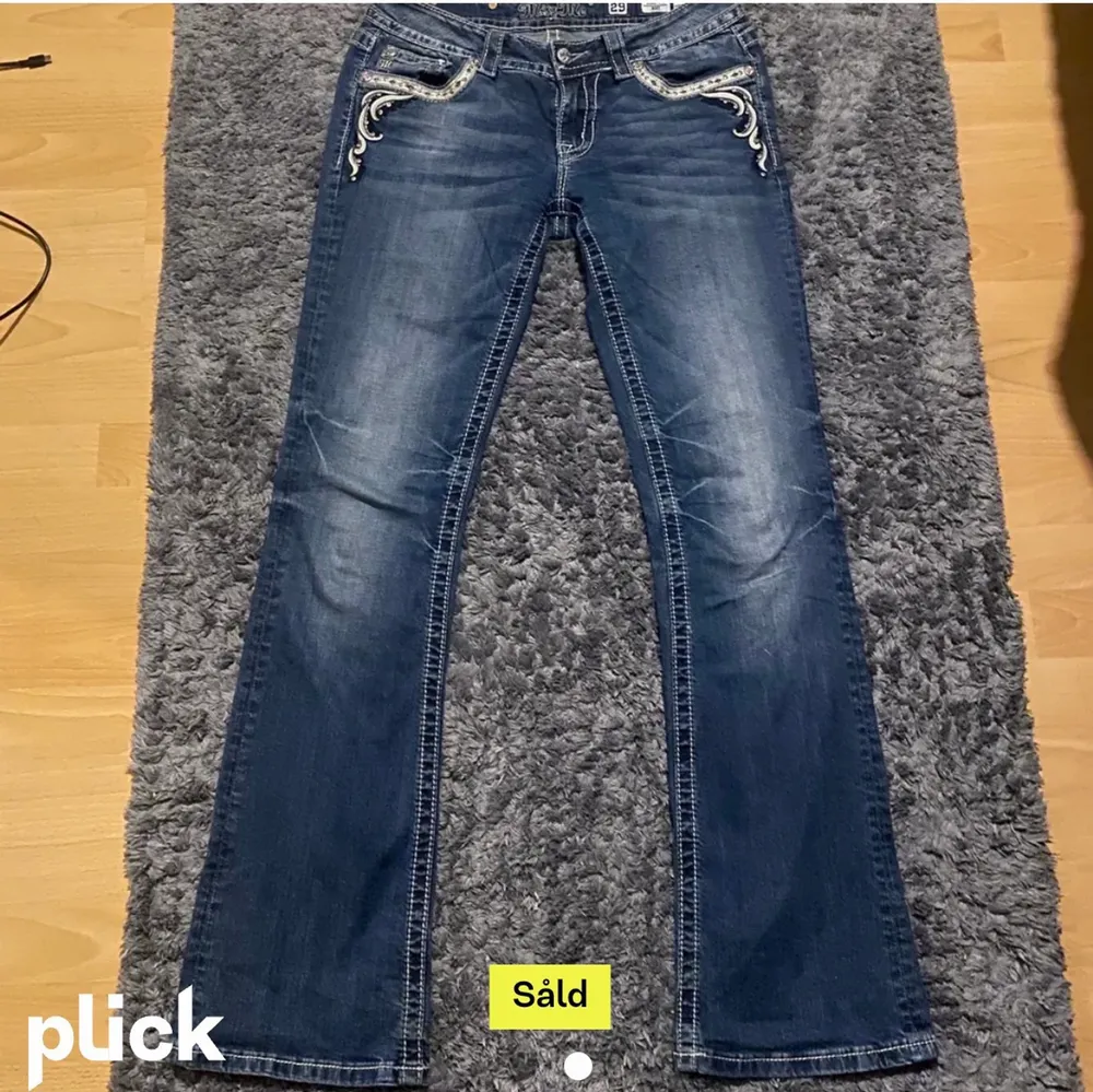 Miss me jeans i bootcut som köptes på plick men tyvärr inte kommit till användning, storlek 29 men sitter som 28. Jättebra skick!! . Jeans & Byxor.