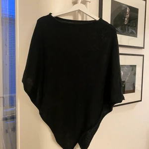 Svart poncho  - Svart poncho från Glitter, fint skick sparsamt använd!