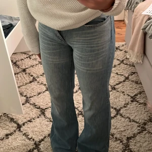 Mid Rise jeans - Såå fina jeans som är mid Rise med en jättefin blå färg, säljer för jag tycker att de sitter lite för tight😫skulle säga att de är lite mindre i storleken. Köp direkt för 220kr+frakt💓 Jag är 168cm lång.