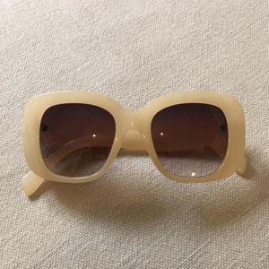 🍯 Solglasögon Weekday 🍯 - Skriv för fler bilder 💋
