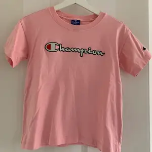 Rosa t-shirt från Champion i storlek XS, säljer då den inte kommer till användning. 45 kr😊 