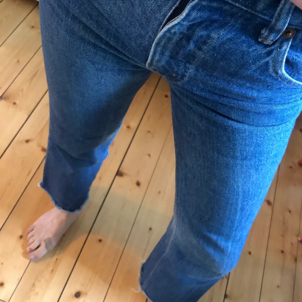 Snygga Levis jeans - vintage med den oranga lappen. W27. Avklippta där nere, passar mig som är 160cm. ✨ möts i Malmö eller skickas mot frakt. . Jeans & Byxor.