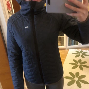 Jacka Mountain Works  - Jacka Mountain works stl XS. Mörkblå med bruna accentfärg. 