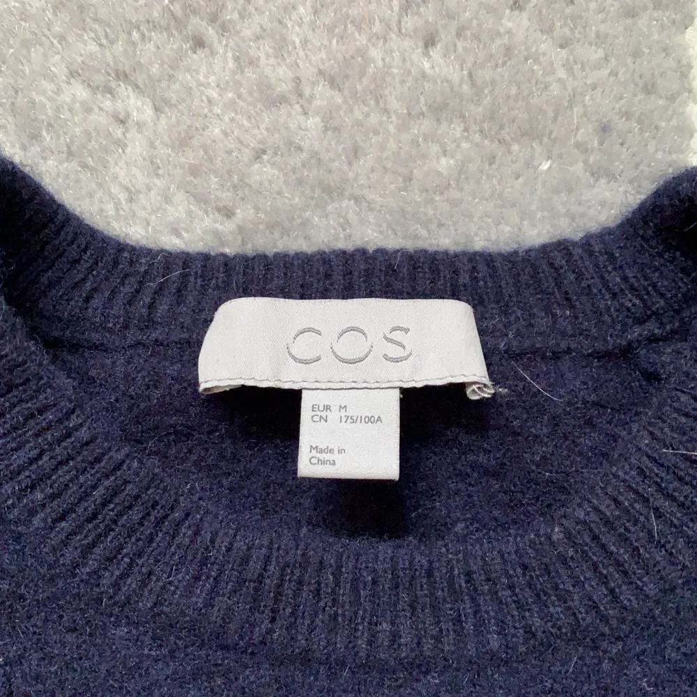 Mörkblå stickad tröja som är köpt secondhand fast egentligen från cos💕 Storlek M men jag skulle säga att den är mer XS/S💕 Lite nopprig men inget man tänker på . Tröjor & Koftor.