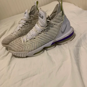 Nike lebron 16 buzzlightyear - Ett par Nike lebron 16 buzzlightyear hyfsat använda passar bra, går för ca 2000 nya