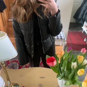 Jacka JDY - Säljer denna jacka från JDY då den är för liten för mig. Den är jätte fin och varm på vintern. Köparen står för frakten💞