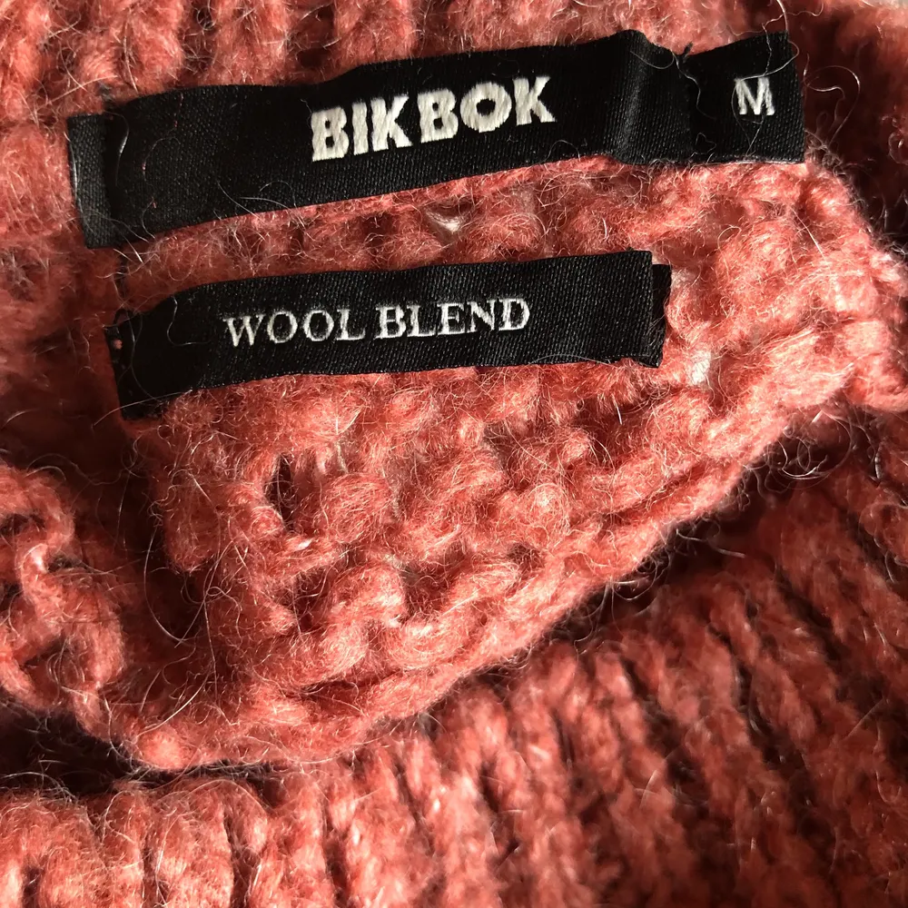 Säljer denna rosa stickadetröja då jag inte har använder den. Har några år på nacken men är knappt använd. Är köpt från Bikbok och är i storlek M. Är wool blend. ✨ köparen står från frakten. . Tröjor & Koftor.