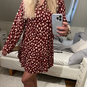 NY bikbok klänning - Säljer denna underbara klänningen från bikbok som tyvärr aldrig kommet till användning för mig! Storlek S💓