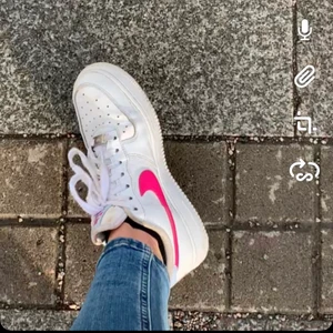 Nike airforce 1 - Säljer ett par Nikes airforce limited edition i strl 38. Väl använda men i fint skick (dock lite mer använda än på bilderna) hör av er vid fler bilder. Obs har spruckit på insidan i hälen men inget som syns när man har de på sig. Nypris låg runt 1250kr🤍🤍