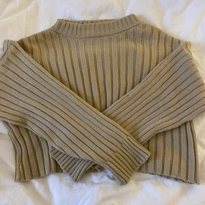 Stickad ribbad tröja  - En stickad ribbad tröja som är lite cropad från madlady❤️ super fin och bra skick 