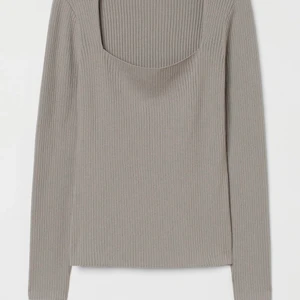 Stickad topp från Hm❤️ - Säljer en ribbad tröja från Hm, verkligen så fin!!!❤️ Säljer pga att den är för liten tyvärr❤️nypris 200 kr❤️
