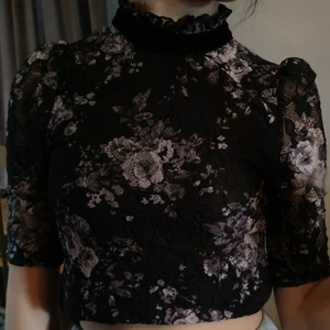 Svart spets tröja med detaljer, Size S - Svart spets tröja med blommor detaljer på. Nyskick i storlek S😆 Frakt ej inkluderat men priser går att diskutera 🤗(skriv till mig kring fler frågor o bilder)