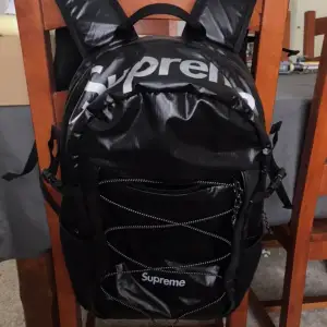 Supreme FW17 backpack. Äkta såklart. Dm för frågor eller fler bilder🤝