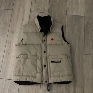 Canada goose vintage väst - En fin vintage canada goose väst som är i väldigt bra skick och är i storlek S
