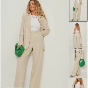 Sommarens snyggaste byxa - Så fina byxor från NAKD i stl 42. Otroliga till sommaren! Säljer då de tyvärr är förstora för mig. Den lilla knappen på insidan har tyvärr trillat av men lätt att åtgärda! Spännet finns fortfarande kvar så går att stänga och sitter även super med skärp!