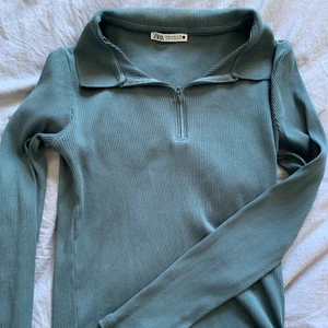 Zara Tröja! - Zara tröja! Aldrig använd, köptes i butik och märkte senare att det fanns en liten fläck där bak. Inget jag tänker på men därav priset! 60+frakt! Storlek M, mer som en S