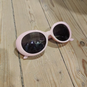 Cloutglasses - Coola glajjor i ljusrosa, köpta i Spanien för ngt år sedan, lite lite repiga men inget som direkt märks eller syns.