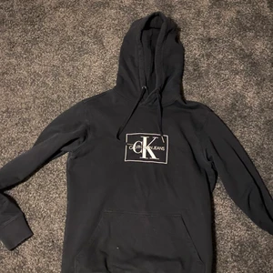 Calvin Klein hoodie - Fick denna i julas. Den är köpt för 1100 ungefär. Anvönd två tre gånger. Storlek S. Säljer för 600 kr men pris kan diskuteras. Kan mötas eller frakta.