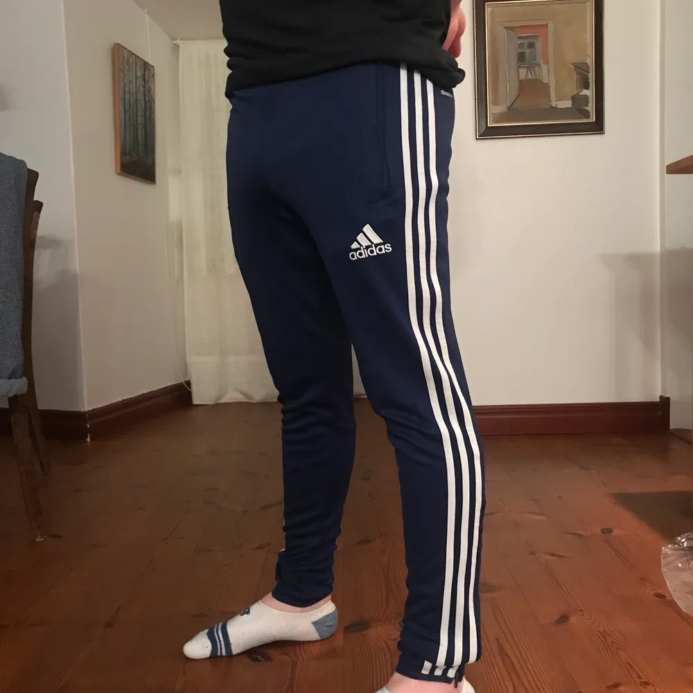 Dark blue Adidas track pants. Very comfortable and in good condition. . Jeans & Byxor.