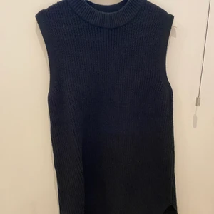 Lång väst - Säljer min långa väst som även funkar som klänning från hm. Storlek S. Endast använd en gång⚡️⚡️⚡️