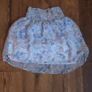 Kjol  - En blommig kjol med en svag ljusblå färg. Använd enstaka gånger och det är bra material. Den är i stolek S 