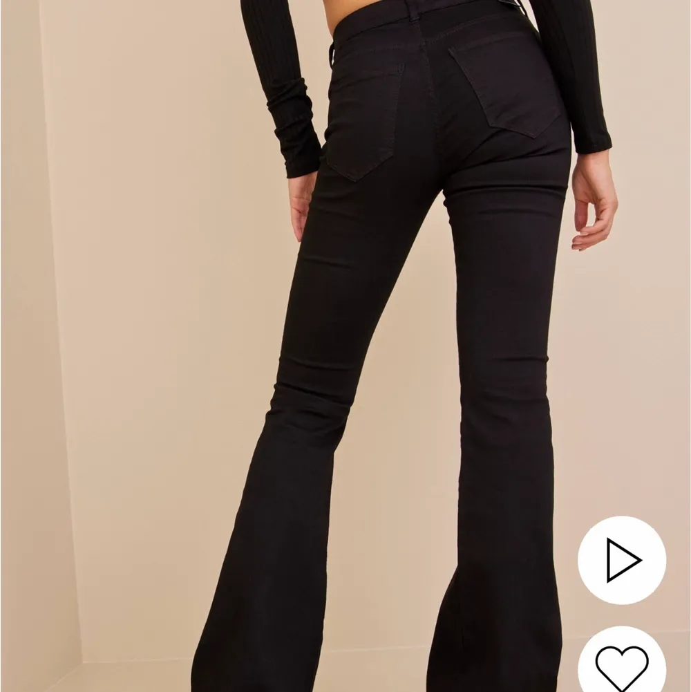 (Lånade bilder) Ett par svarta Dr Denim bootcut jeans i storlek L/32, köpt för ca 2 år sedan. Jeans & Byxor.