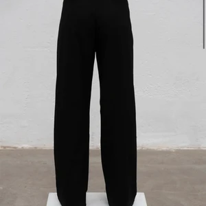 A-dsgn byxor - Säljer mina kostymbyxor från a-dsgn i storlek L. Endast använda några gånger! Köparen står för frakten!