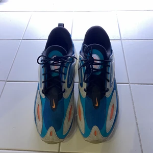 AIR MAX ZEPHYR(Storlek 44-45) - AIR MAX ZEPHYR Storlek:44-45 Använt under förra sommaren lite slitna. Snabb blig affär kan priset minska med nån hundralapp. 700 kr