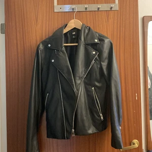 Svart Skinjacka - Svart skinjacka! jackan är från H&M, har haft den i garderoben ca 1 år nu men ej använd (testat 1 gång). Storlek: S