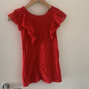 Söt klänning 110/116 - Söt röd klänning i storlek 110/116, använd en gång.