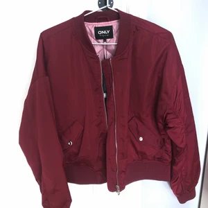 Oanvänd bomberjacka  - Röd bomberjacka. Helt oanvänd. Storlek L, men passar S/M