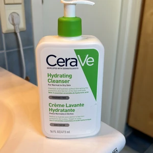 Cerave facial wash  - Säljer då den ej fungerade för min hud. Max 1/3 är borta. Säljer för 50kr +frakt 
