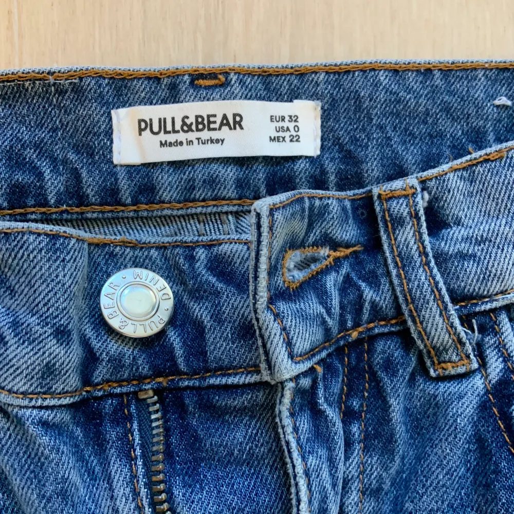 Säljer mina jättefina blåa jeans från pull&bear då dom är för små för mig, så synd… Dom är i mycket bra skick då jag endast användt dom en gång😘 dom är i storlek 32💥❤️ säljer direkt för 400kr           ( jag står inte för frakt ). Jeans & Byxor.