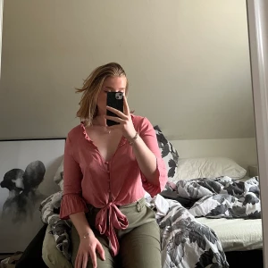 Blus från NA-KD  - Blus från NA-KD:s kollektion med Linn Ahlborg