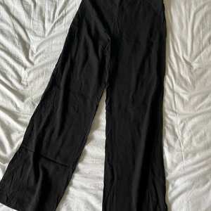 Svarta tygbyxor  - Ett par svart byxor i ett lättare material från Bikbok i Storlek M.