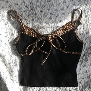 Linne - Läs bio😚 Köpte av en tjej här på plick men kommer inte till användning. Ursprungligen från shein. Fint skick. Reglerbara axelband. Går att knyta upp. Väldigt stretchig.