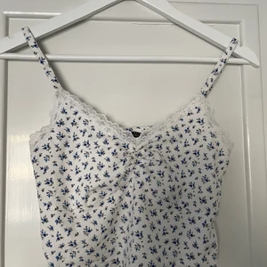Vit topp - Säljer en jättefin vit sommar topp från shein🥰(frakt betalas av köparen)