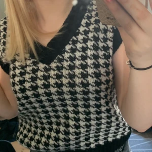 Stickad väst - En superfin svart och vit väst som aldrig kommer till användning då den inte riktigt passar mig, men skulle säkert sitta superbra på någon annan💞