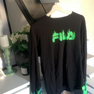 Svart tröja med tryck  - Svart as fet tröja från fila. Var från dras limited edition kollektion. Använd ca 3-4 gånger. Väldigt bra skick!