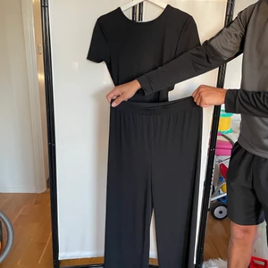 Svart set - Sååå fint svart set där tröjan är öppen i ryggen men höga byxor som passar mig bra som är 172 cm