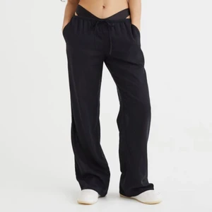 Svarta linnebyxor - Svarta lågmidjade slutsålda linnebyxor från hm💕frakten ingår inte i priset💕 frakt:66kr