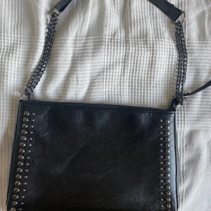 Väska - Säljer denna väska från Shein som är använd några gånger. Säljer väskan begrunda av att den inte kommit till användning på ett tag. Väskan har tappat en nit på ena sidan (se bild 2). Säljer för 50kr + frakt.