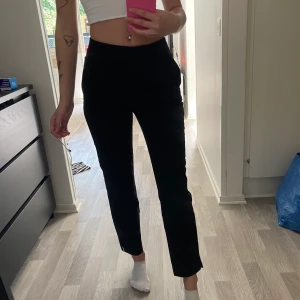 Lågmidjade kostymbyxor  - Låmidjade kostymbyxor i stl: xs. Använda fåtal gånger, nyskick. Högsta bud inklusive frakt. Vid snabb affär kan pris diskuteras. 