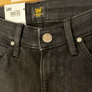 Lee jeans  - Säljer nu mina oanvändbara lee jeans. Det är ett par vanliga skinny jeans som är lågmidjade 
