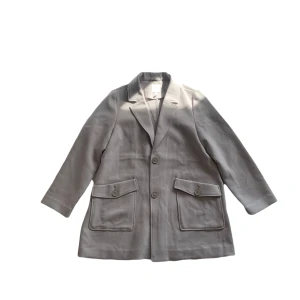 Beige Kappa - Snygg beige kappa perfekt för våren. Jackan är vid och i skönt material. Bra skick. Storlek M. Köparen står för frakt☀️