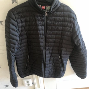 Colmar vår jacka - Säljer min colmar jacka storlek i storlek xs Bra skick förutom ett litet hål på baksidan kom privat för mer bilder